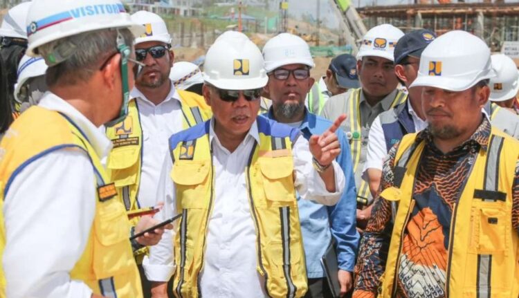 Menteri PUPR, Basuki Hadimuljono saat meninjau pengerjaan proyek IKN