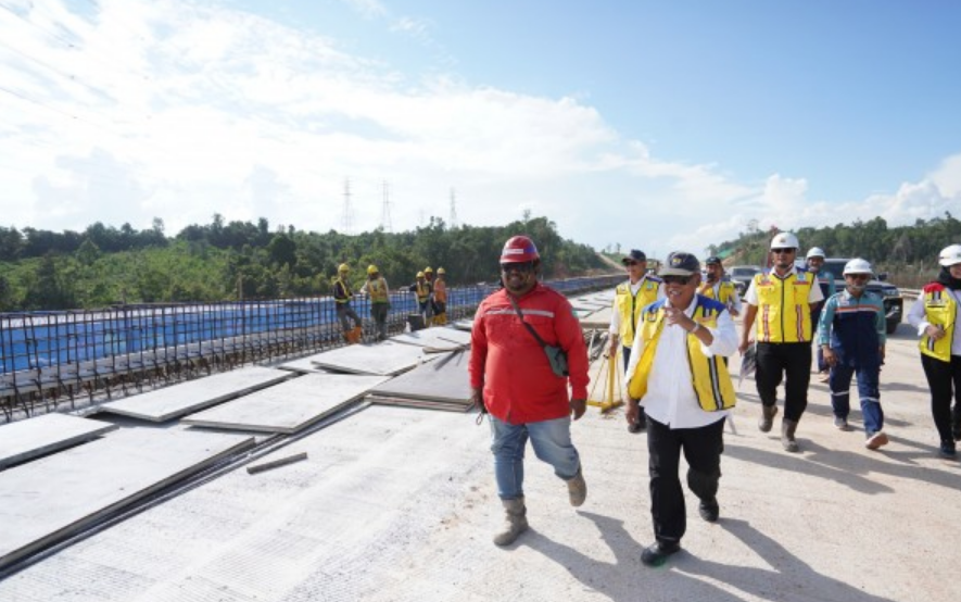 Menteri Basuki meninjau pembangunan Jalan Tol Balsam yang terhubung dengan KIPP IKN pada 11 Mei 2024 lalu. 