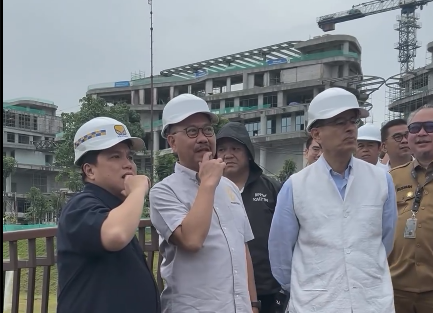 Founder Burj Khalifa, Mohamed Alabbar (paling kanan helm putih) meninjau IKN didampingi Kepala Otorita (tengah helm putih) dan Menteri BUMN (paling kiri topi putih)