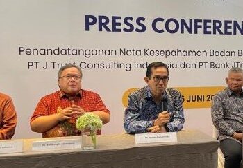 Kepala Badan Pelaksana Badan Bank Tanah Parman Nataatmadja dalam konferensi pers Penandatanganan Nota Kesepahaman Badan Bank Tanah dengan PT Bank JTrust Indonesia Tbk dan PT J Trust Consulting Indonesia