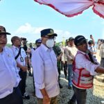 Menhub Budi Karya tengah memantau perkembangan pembangunan Bandara VVIP