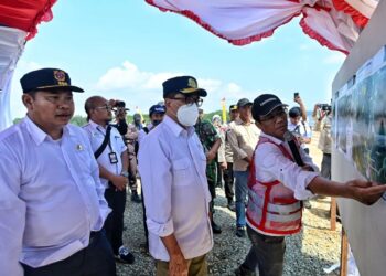 Menhub Budi Karya tengah memantau perkembangan pembangunan Bandara VVIP