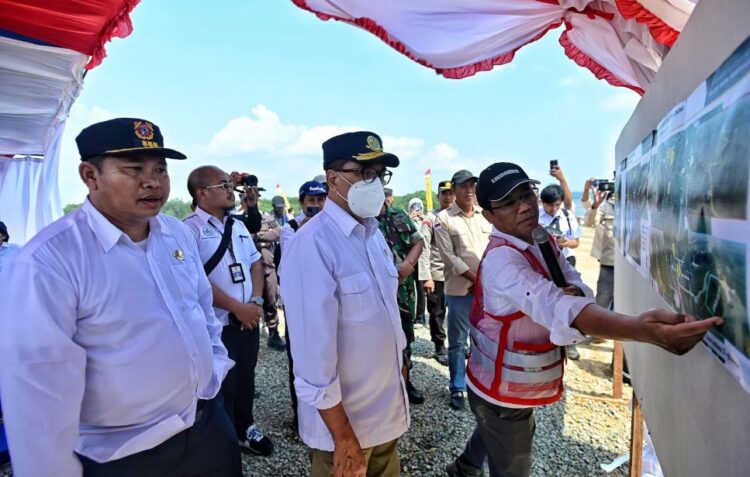 Menhub Budi Karya tengah memantau perkembangan pembangunan Bandara VVIP