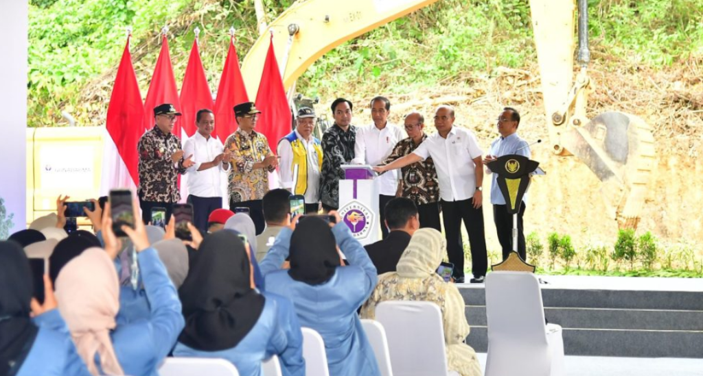 Presiden Joko Widodo melakukan peletakan batu pertama atau groundbreaking Universitas Gunadarma di Kawasan Ibu Kota Nusantara (IKN), Kabupaten Penajam Paser Utara, Provinsi Kalimantan Timur, pada Selasa, 4 Juni 2024. Foto: BPMI Setpres/Vico