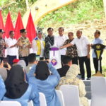 Presiden Joko Widodo melakukan peletakan batu pertama atau groundbreaking Universitas Gunadarma di Kawasan Ibu Kota Nusantara (IKN), Kabupaten Penajam Paser Utara, Provinsi Kalimantan Timur, pada Selasa, 4 Juni 2024. Foto: BPMI Setpres/Vico
