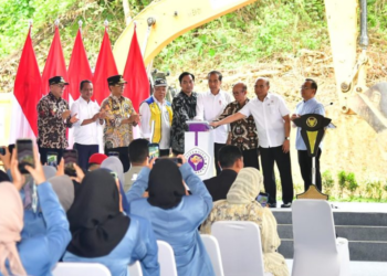 Presiden Joko Widodo melakukan peletakan batu pertama atau groundbreaking Universitas Gunadarma di Kawasan Ibu Kota Nusantara (IKN), Kabupaten Penajam Paser Utara, Provinsi Kalimantan Timur, pada Selasa, 4 Juni 2024. Foto: BPMI Setpres/Vico
