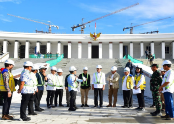 Mendagri Tito Karnavian saat mendampingi Presiden Jokowi meninjau Istana Negara di IKN, Kalimantan Timur, Rabu 5 Juni 2024. Foto: Kemendagri