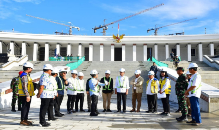 Mendagri Tito Karnavian saat mendampingi Presiden Jokowi meninjau Istana Negara di IKN, Kalimantan Timur, Rabu 5 Juni 2024. Foto: Kemendagri