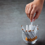 Ekonom membeberkan penyebab kenaikan harga rokok pada 2025 nanti. Foto: Ilustrasi/Freepik