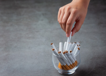 Ekonom membeberkan penyebab kenaikan harga rokok pada 2025 nanti. Foto: Ilustrasi/Freepik