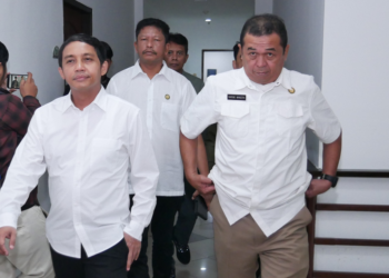 Plt Wakil Kepala OIKN, Raja Juli Antoni (kiri depan, kemeja lengan panjang) saat meninjau kantor OIKN di Kota Balikpapan, Kamis 13 Juni 2024. Foto: IKN