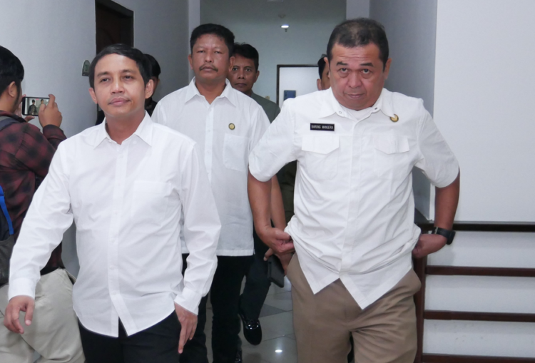 Plt Wakil Kepala OIKN, Raja Juli Antoni (kiri depan, kemeja lengan panjang) saat meninjau kantor OIKN di Kota Balikpapan, Kamis 13 Juni 2024. Foto: IKN