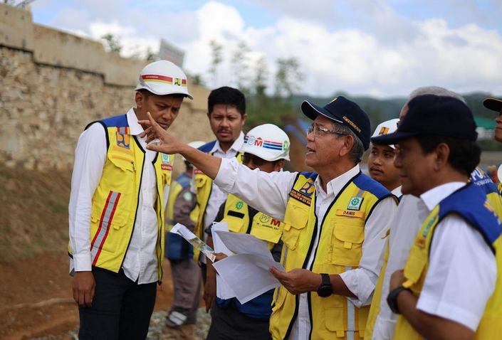 Kepala Satgas Pembangunan Infrastruktur Ibu Kota Nusantara (IKN) Kementerian PUPR, Danis H. Sumadilaga (berkacamata, pakai topi) pastikan fasilitas IKN tersedia sebelum upacara HUT RI. Foto: Dok/Instagram