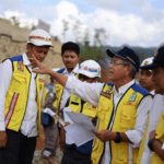Kepala Satgas Pembangunan Infrastruktur Ibu Kota Nusantara (IKN) Kementerian PUPR, Danis H. Sumadilaga (berkacamata, pakai topi) pastikan fasilitas IKN tersedia sebelum upacara HUT RI. Foto: Dok/Instagram