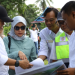 Plt Wakil Kepala Otorita IKN Raja Juli Antoni (paling kiri bertopi hitam) mengatakan bahwa jalan tol akses ke KIPP IKN akan rampung pada Juli 2024. Foto: Dok/IKN