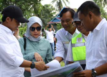 Plt Wakil Kepala Otorita IKN Raja Juli Antoni (paling kiri bertopi hitam) mengatakan bahwa jalan tol akses ke KIPP IKN akan rampung pada Juli 2024. Foto: Dok/IKN