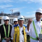 Presiden Joko Widodo melakukan peninjauan pembangunan gedung istana negara di kawasan Istana Kepresidenan Ibu Kota Negara (IKN) Nusantara, Rabu 5 Juni 2024