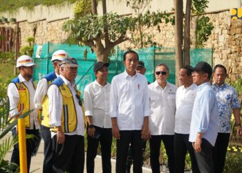 Menteri Pekerjaan Umum dan Perumahan Rakyat (PUPR) Basuki Hadimuljono mendampingi Presiden Joko Widodo meninjau mock up atau rancangan Jalan Sumbu Kebangsaan Sisi Barat