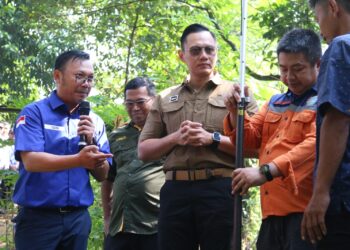 Menteri AHY bersama Kepala BPN Kota Depok saat meninjau pengukuran bidang tanah di Jalan Bakti Suci Kelurahan Cimpaeun, Kecamatan Tapos, Depok, Kamis, 6 Juni 2024.