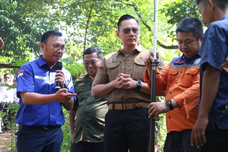 Menteri AHY bersama Kepala BPN Kota Depok saat meninjau pengukuran bidang tanah di Jalan Bakti Suci Kelurahan Cimpaeun, Kecamatan Tapos, Depok, Kamis, 6 Juni 2024.
