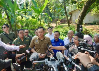 Menteri AHY saat meninjau pengukuran bidang tanah di Jalan Bakti Suci Kelurahan Cimpaeun, Kecamatan Tapos, Depok, Kamis, 6 Juni 2024.