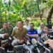 Menteri AHY saat meninjau pengukuran bidang tanah di Jalan Bakti Suci Kelurahan Cimpaeun, Kecamatan Tapos, Depok, Kamis, 6 Juni 2024.