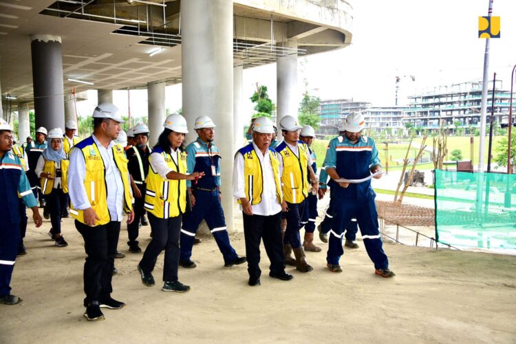 Menteri PUPR, Basuki Hadimuljono meninjau pembangunan Kantor Kementerian Koordinator (Kemenko) 1 di Kawasan Inti Pusat Pemerintahan (KIPP) Ibu Kota Nusantara (IKN), Senin 24 Juni 2024.