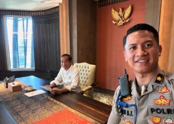 Asisten Ajudan Kompol Syarif Selfie Bareng Jokowi di Ruang Kerja Presiden di Istana Garuda Ibu Kota Nusantara