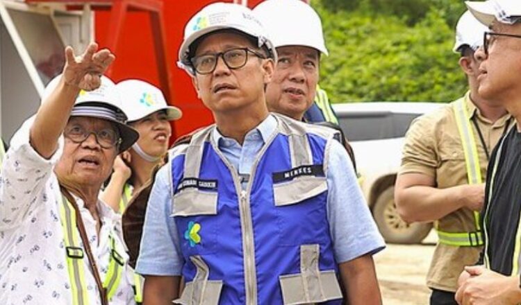 Menteri Kesehatan (Menkes), Budi Gunadi Sadikin saat meninjau progres pembangunan rumah sakit IKN