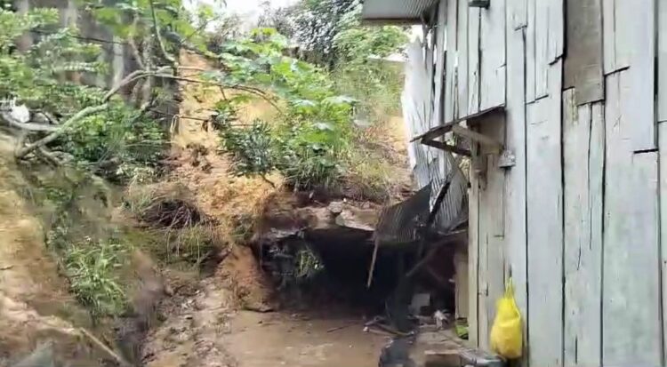 Dua rumah di Balikpapan tertimpa longsor akibat hujan deras/nomorsatukaltim