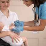 Kemenkes menyatakan bahwa imunisasi ganda aman dan tidak menyebabkan kematian. Foto: Ilustrasi/Freepik