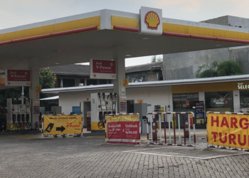 Shell Super (RON 92) sebelumnya dijual seharga Rp14.850 kini turun menjadi Rp13.810 per liter. Foto: Ilustrasi/Sabrina Hutajulu/Disway Group