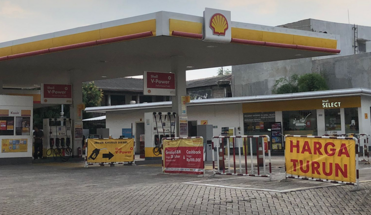 Shell Super (RON 92) sebelumnya dijual seharga Rp14.850 kini turun menjadi Rp13.810 per liter. Foto: Ilustrasi/Sabrina Hutajulu/Disway Group