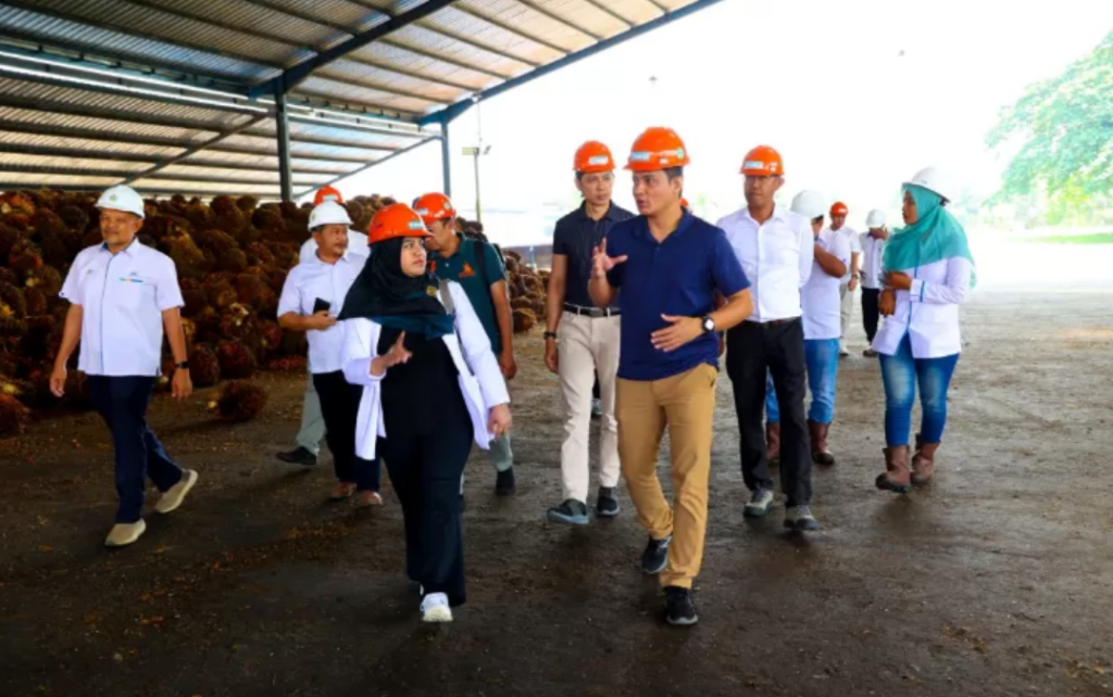 Head of Corporate Services FGV Bulkers Muhammad Bakri, bersama kedua rekannya terlebih dahulu mengunjungi PTPN IV Regional I dan II, serta dilanjutkan ke PTPN IV Regional V Kalimantan, Selasa 9 Juli 2024. Foto: Dok/BUMN