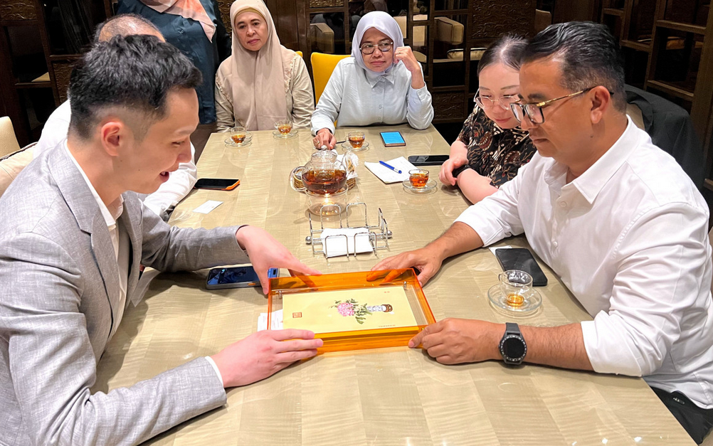 Pj Gubernur Kaltim Akmal Malik (kanan) saat berkunjung dan bertemu bos Anhui Guangxin Agrochemical Co.Ltd, Guo Xuejun, Juni 2024. Foto: Disbun Kaltim