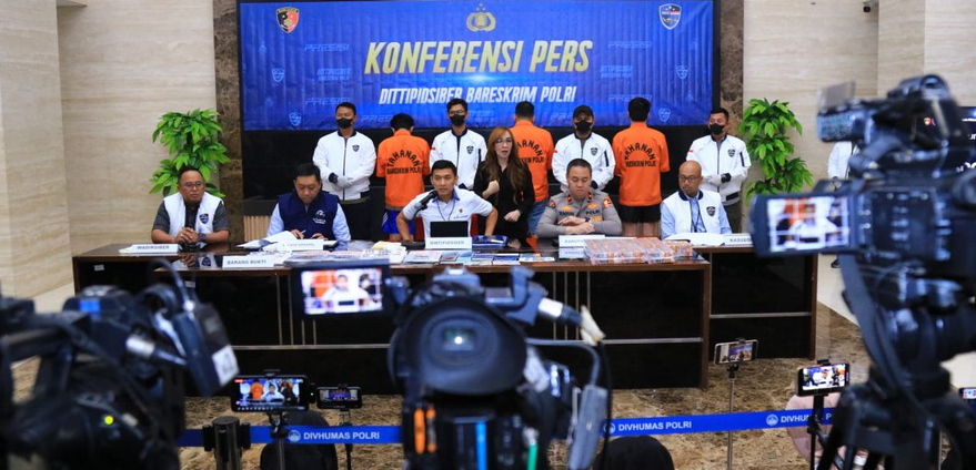 Konferensi pers pengungkapkan TPPO kerja paruh waktu jaringan internasional. Foto: Humas Polri