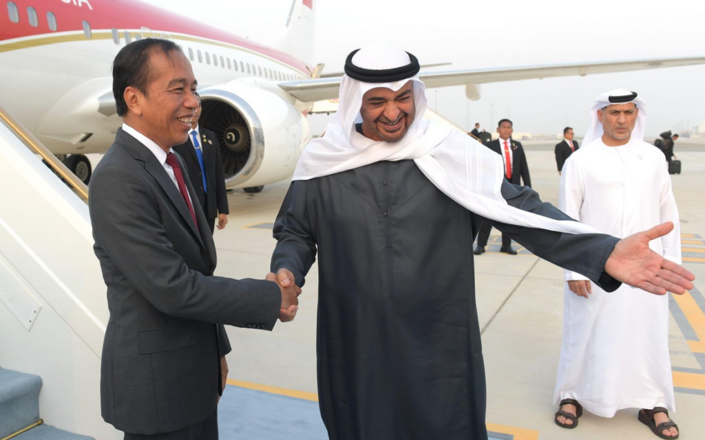 Jokowi disambut Presiden MBZ ketika tiba di Abu Dhabi, Selasa 16 Juli 2024. Foto: Setpres