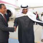 Jokowi disambut Presiden MBZ ketika tiba di Abu Dhabi, Selasa 16 Juli 2024. Foto: Setpres
