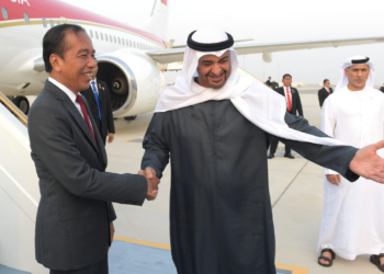 Jokowi disambut Presiden MBZ ketika tiba di Abu Dhabi, Selasa 16 Juli 2024. Foto: Setpres