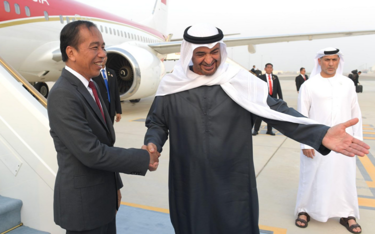 Jokowi disambut Presiden MBZ ketika tiba di Abu Dhabi, Selasa 16 Juli 2024. Foto: Setpres