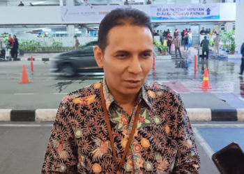 General Manager (GM) AP I Bandar Udara SAMS Sepinggan Balikpapan Ahmad Syaugi Shahab saat simulasi perubahan alur penjemputan, Kamis 25 Juli 2024. Foto: Istimewa