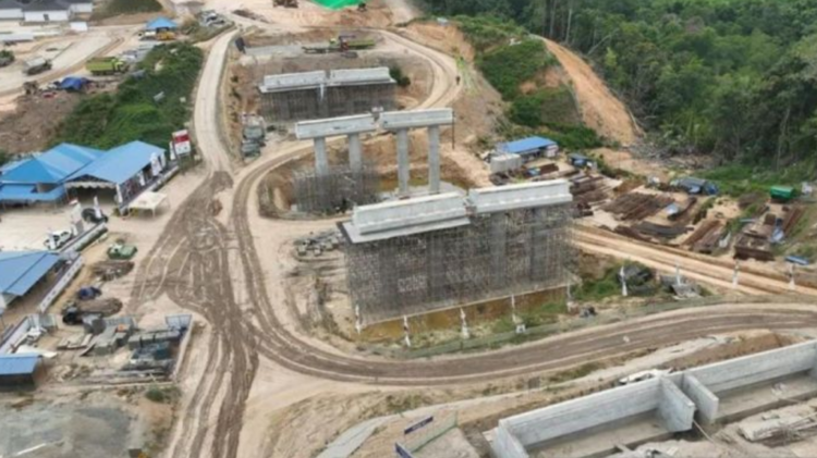 Pembangunan jalan tol menuju Ibu Kota Negara (IKN) Nusantara di Kalimantan Timur. foto: PUPR