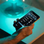 Salah satu fasilitas Smart Home, dapat mengontrol rumah melalui HP. Foto: Ilustrasi/Freepik