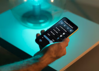 Salah satu fasilitas Smart Home, dapat mengontrol rumah melalui HP. Foto: Ilustrasi/Freepik