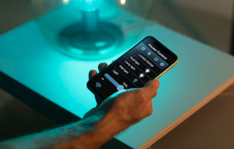 Salah satu fasilitas Smart Home, dapat mengontrol rumah melalui HP. Foto: Ilustrasi/Freepik