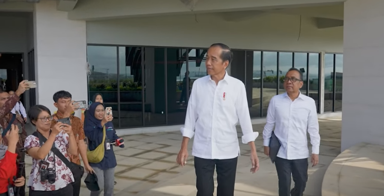 Jokowi meninjau pembangunan IKN dari View deck wing Istana Garuda, Senin 29 Juli 2024.