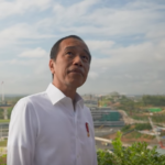 Jokowi meninjau pembangunan IKN dari View deck wing Istana Garuda, Senin 29 Juli 2024.