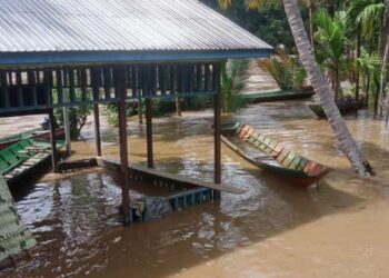 Sungai Mahakam Meluap