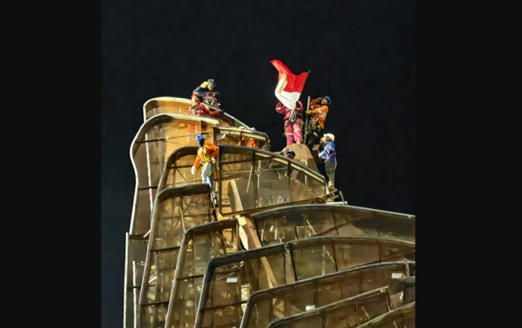 Detik-Detik Topping Off Sayap Barat Selubung Garuda Istana Presiden di IKN