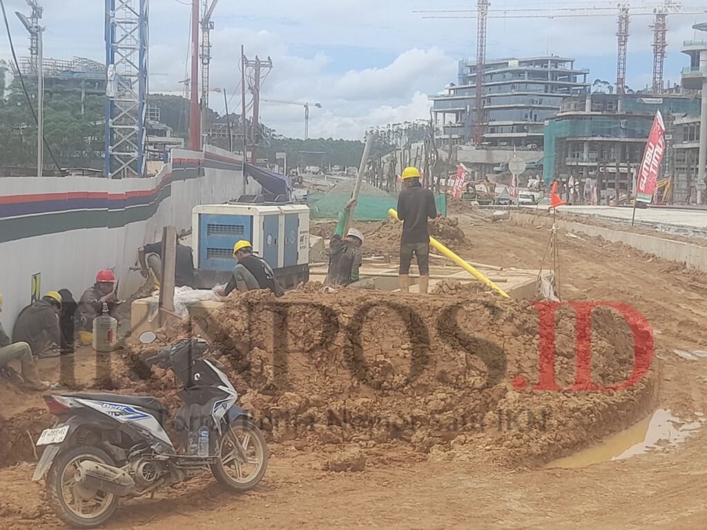 Potret para pekerja di IKN sedang beristirahat sambil menyantap makan siang di lokasi pengerjaan Jalan Sumbu Kebangsaan